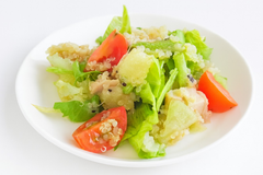 Chicken with quinoa and kiwi salad